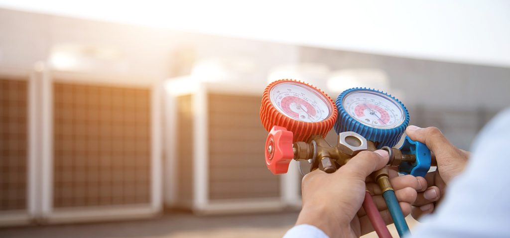 Technician,Using,Manifold,Gauge,Is,Measuring,Equipment,For,Filling,Industrial commercial hvac inspection